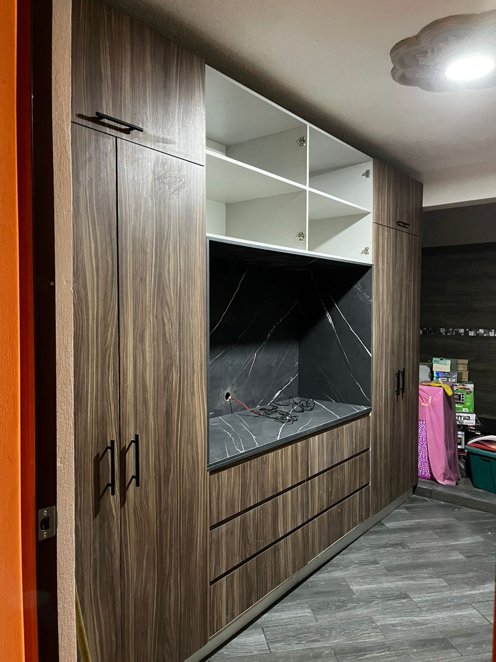 Closet con espacio para pantalla